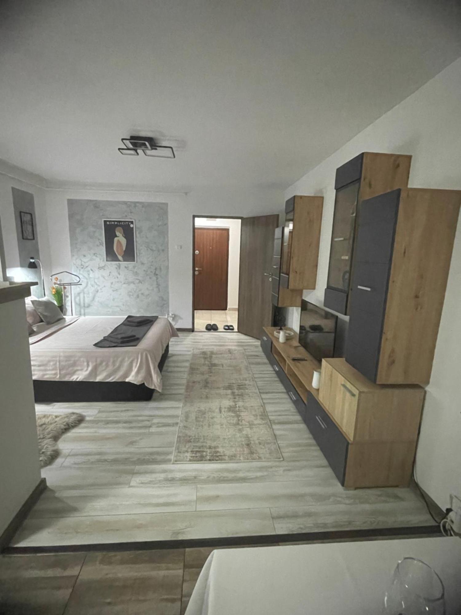 Central Studio Lcs Hunedoara Esterno foto